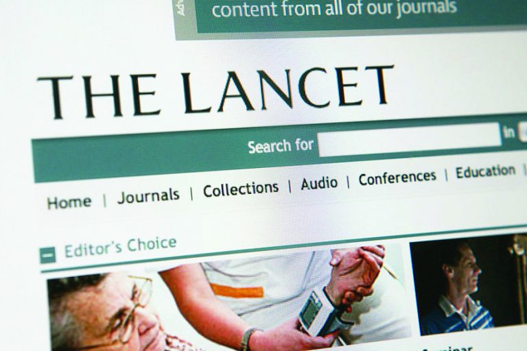 «Βόμβα» Lancet: Οι εμβολιασμένοι μεταδίδουν τον ιό στους ανεμβολίαστους
