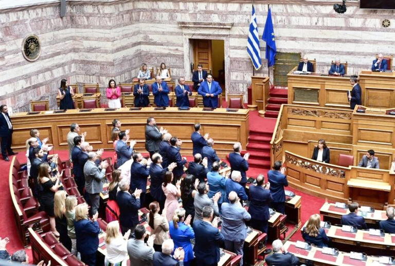 Η Κυβέρνηση «κλείνει» το… μάτι στο παραδοσιακό κοινό