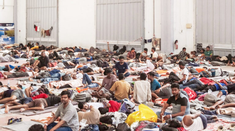 Από τη Μελόνι στη Φρεντέρικσεν: Πώς δεξιοί και αριστεροί «κλείνουν την πόρτα» στους μετανάστες & πού οφείλεται η στροφή της Ευρώπης