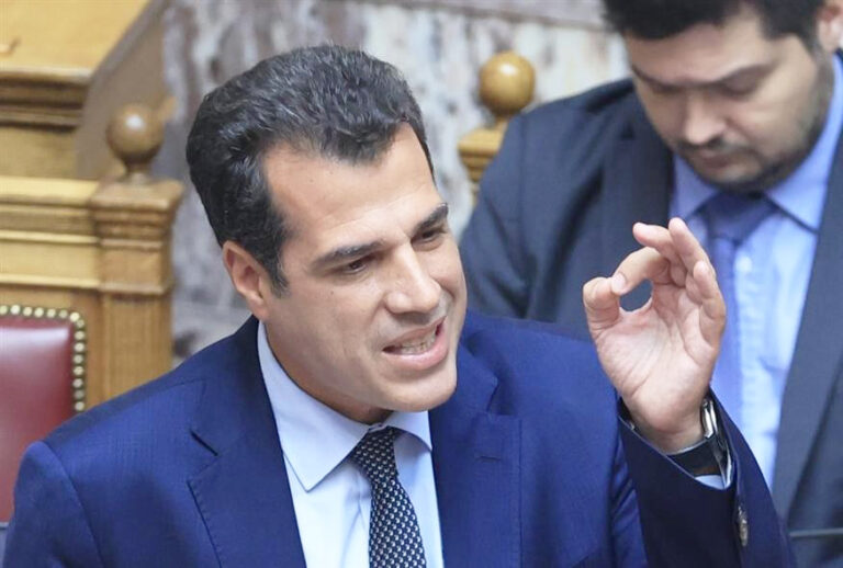 Επιμένει ο Πλεύρης για τους μετανάστες