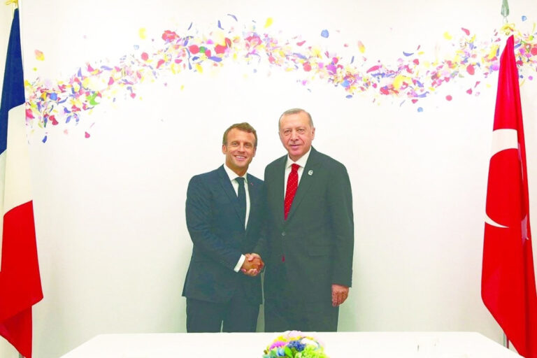 Μεγαλοπρεπές άδειασμα και από τη Γαλλία