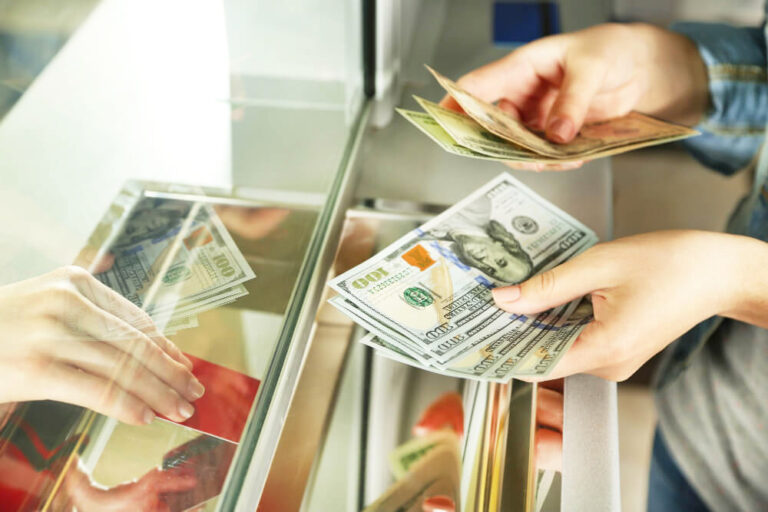 Τα μετρητά ζουν και βασιλεύουν