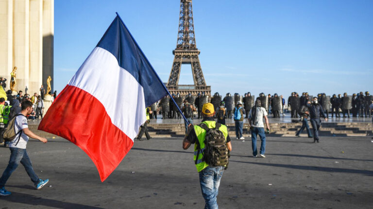 Υπό κατάρρευση η κυβέρνηση στη Γαλλία