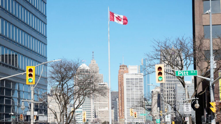 Ο εμπορικός πόλεμος συρρικνώνει την οικονομία 