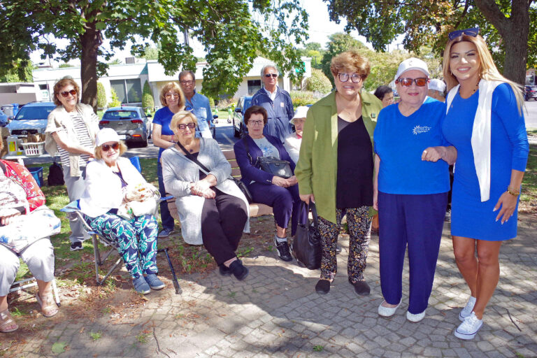 Ο Σύλλογος ΦΙΛΙΑ διοργάνωσε την ετήσια Πορεία Υγείας στο Chomedey για την 3η Ηλικία