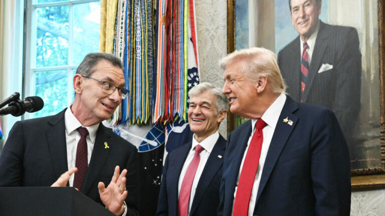 Συμφωνία Τραμπ–Pfizer για φθηνότερα φάρμακα: Τι προβλέπει το νέο πλαίσιο