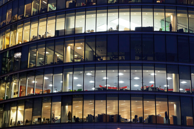 «Αιφνιδιαστικές» αυξήσεις έως 350 $/ώρα