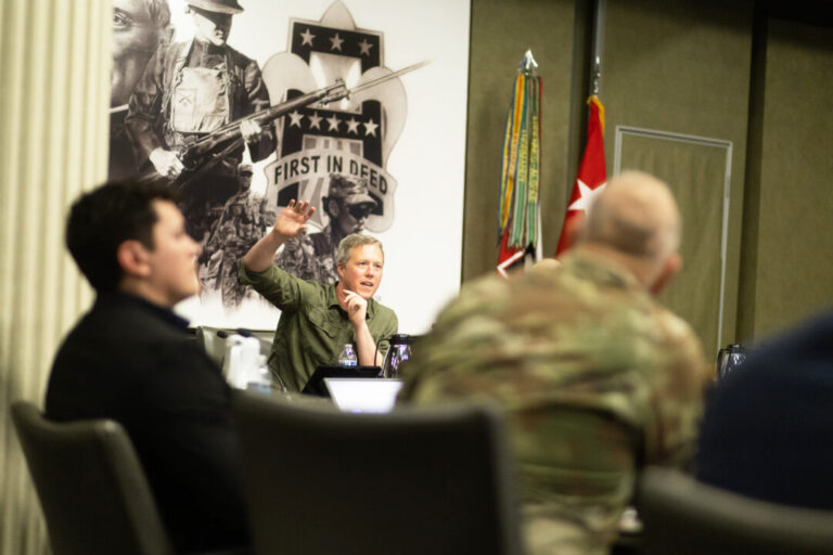 ΔΙΠΛΩΜΑΤΙΚΕΣ ΕΠΑΦΕΣ ΓΙΑ ΤΗΝ ΟΥΚΡΑΝΙΑ Συνάντηση ΗΠΑ-Ρωσίας στα ΗΑΕ