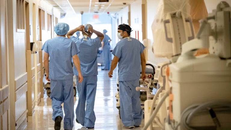 Η σταγόνα που ξεχείλισε το ποτήρι: Γιατροί του Κεμπέκ εγκαταλείπουν την επαρχία μετά το νόμο Bill 2