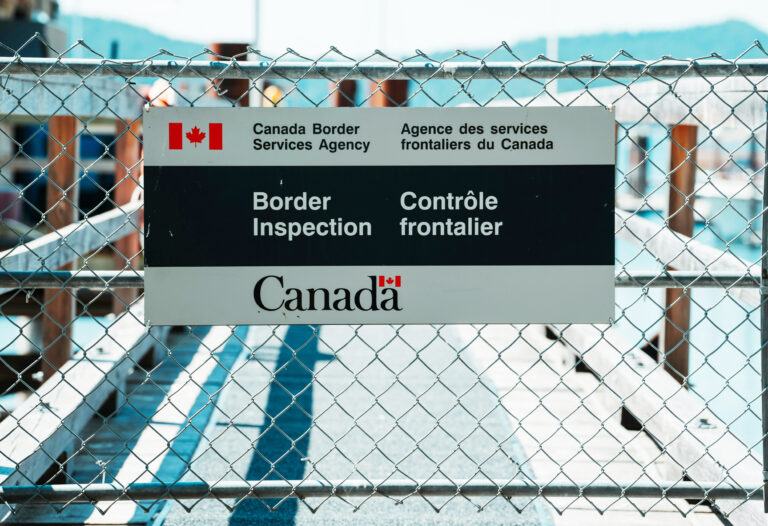 Υποχρεωτική φωτογράφιση όλων των ταξιδιωτών προς τις ΗΠΑ: Τι σημαίνει για τους Καναδούς