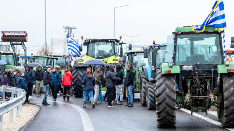 Αμετακίνητοι οι αγρότες,κλιμακώνουν τις κινητοποιήσεις