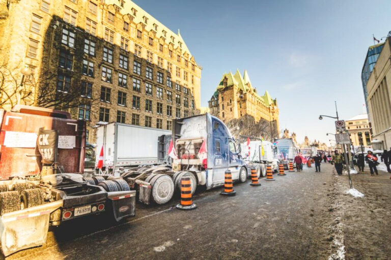 Ο νόμος περί έκτακτης ανάγκης χρησιμοποιήθηκε παράνομα εναντίον ειρηνικών διαδηλώσεων!