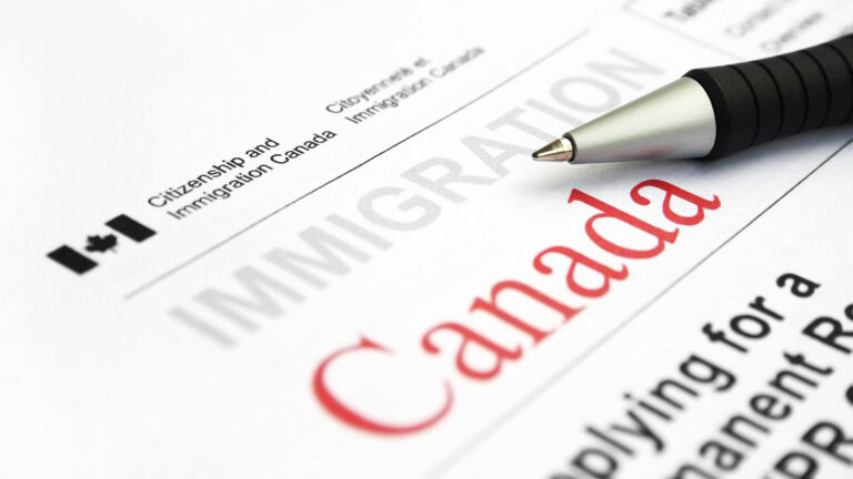 Οι Καναδοί ξοδεύουν τώρα 1 δισεκατομμύριο δολάρια ετησίως για να καλύψουν το κόστος υγειονομικής περίθαλψης των αιτούντων πρόσφυγες