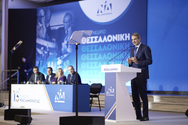 Πώς απαντά η κυβέρνηση στην πίεση από τα δεξιά