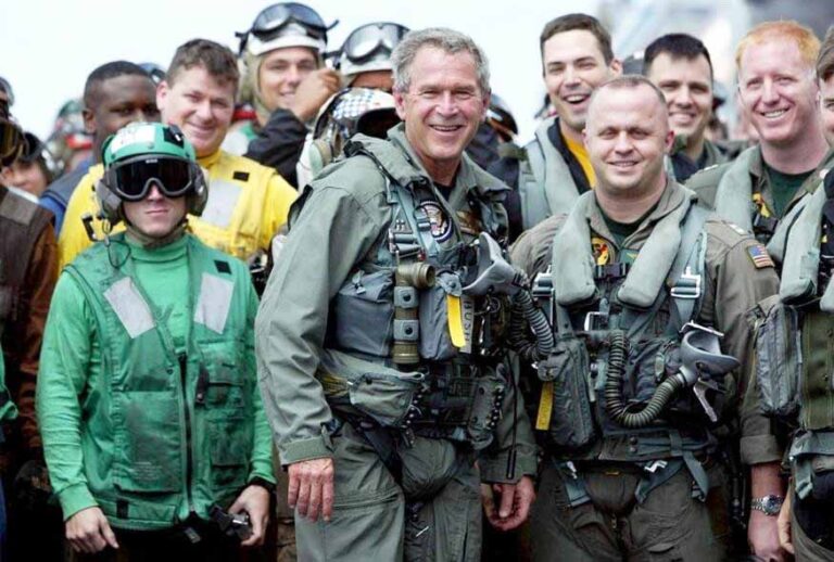 Πώς ο Τραμπ επαναλαμβάνει το λάθος του Μπους 23 χρόνια μετά το Ιράκ