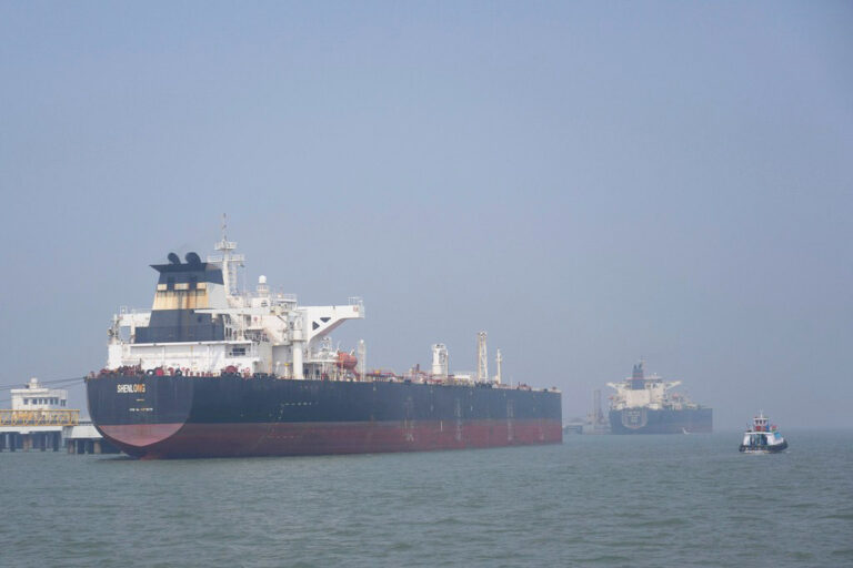 Το άνοιγμα των Στενών του Ορμούζ δεν αρκεί για να λύσει άμεσα το πρόβλημα της επαρκούς τροφοδότησης των αγορών